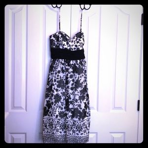 Beautiful White House Black Market Dress